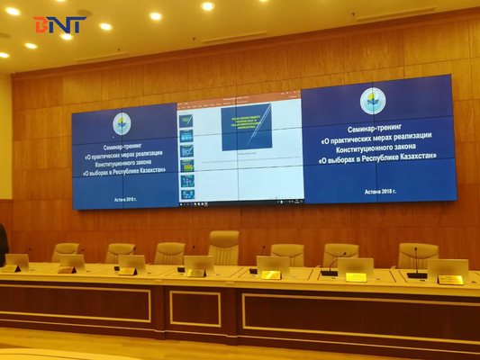 Ensino público &amp; projeto do treinamento em Cazaquistão, elevador Desktop ultra fino do monitor com as 17,3 de” telas FHD