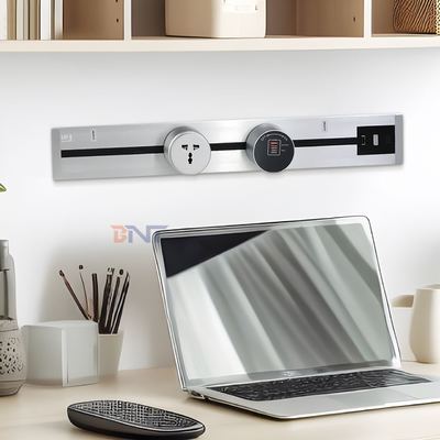 Soquete de trilho de energia de estilo moderno montado na parede Soquete de CA removível de saída múltipla conveniente para normas universais do Reino Unido