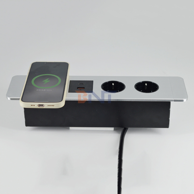 Uma tomada de energia UE com portas USB A + C e carregador sem fio