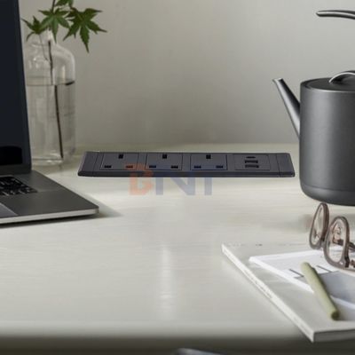 3UK Outlets Desktop Soquetes de alimentação multifuncionais com Soquete Elétrico 3AC e Soquetes de Carregamento 2*USB A+1*USB C