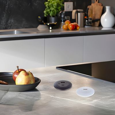 Soquete de alimentação de mesa montada em plástico com portas de carregamento USB A + C