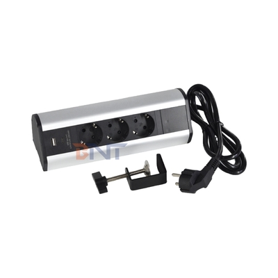 Desenho de clip adesivo 3 EU AC Outlets USB A + C Fast Charge Desktop Clamp Socket Power Strip