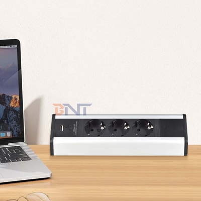 Desenho de clip adesivo 3 EU AC Outlets USB A + C Fast Charge Desktop Clamp Socket Power Strip
