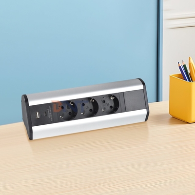 Desenho de clip adesivo 3 EU AC Outlets USB A + C Fast Charge Desktop Clamp Socket Power Strip